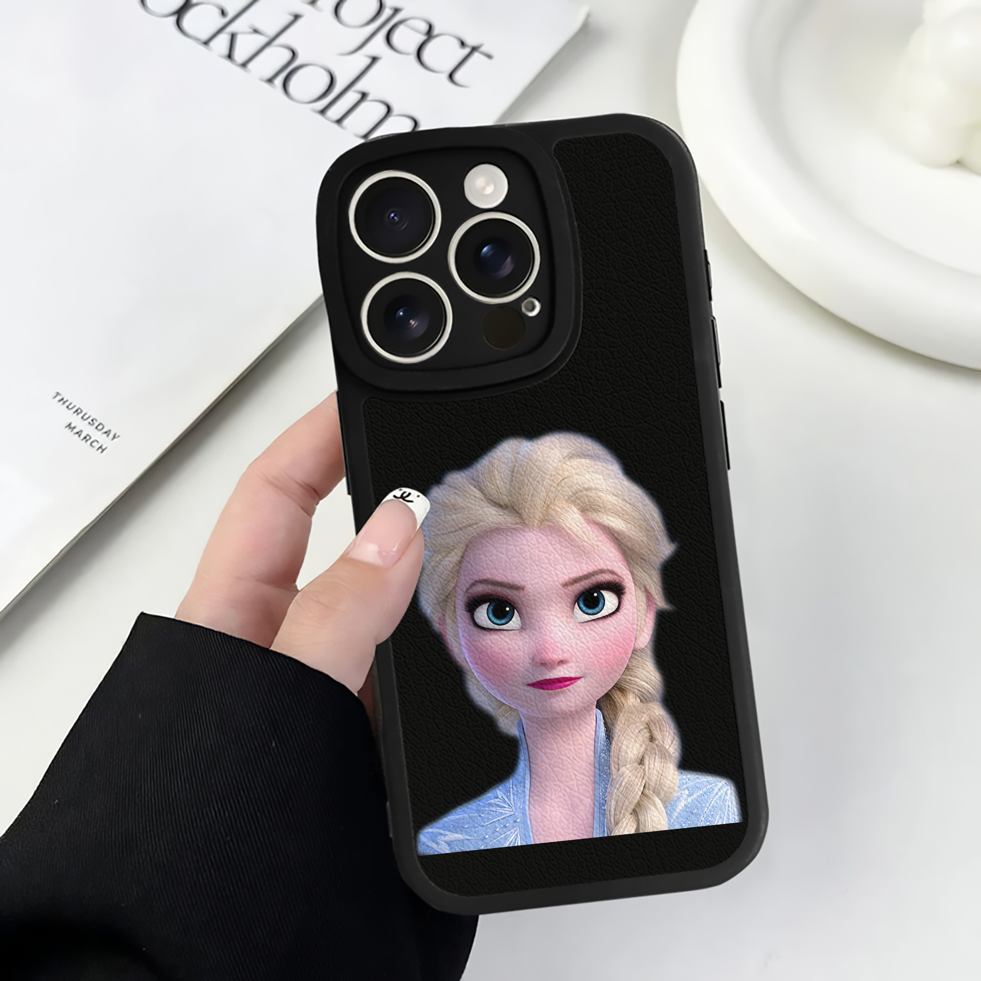 （画像用） アナと雪の女王 アンナ エルサ Frozen Anna Elsa 【iPhone 16シリーズ対応】シリコンスマホケース（レザー調） 材質：シリコン